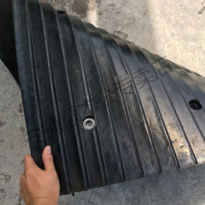 橡胶减速坡带 道实心减噪板 地下车库防躁板 止滑板斜坡垫减速垄