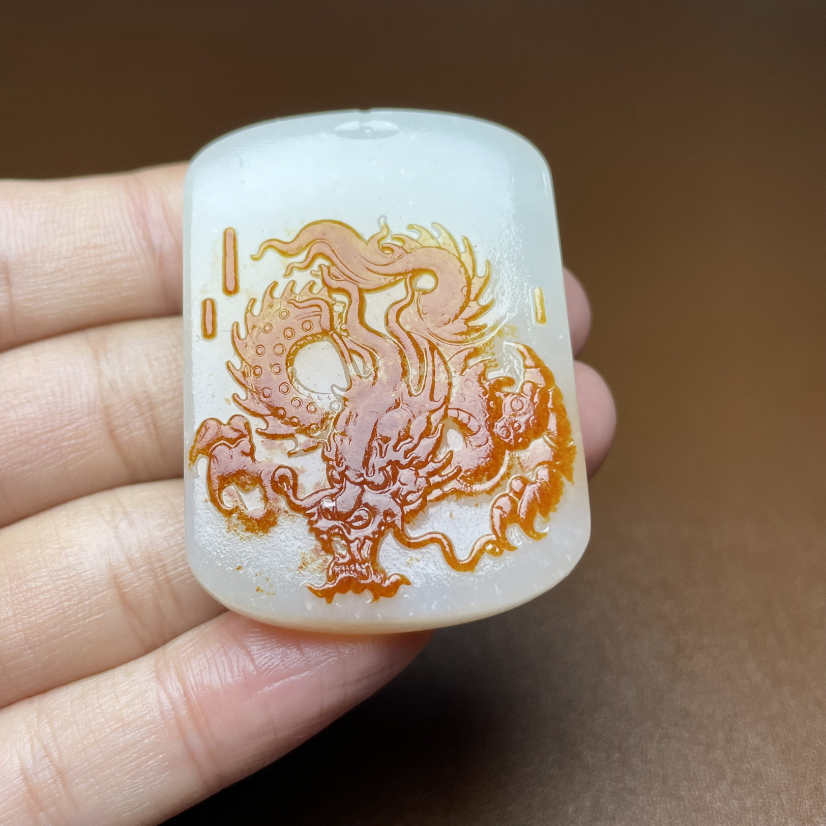 新疆和田玉籽料玛丽艳巧色手工巧雕羊脂白玉牌子