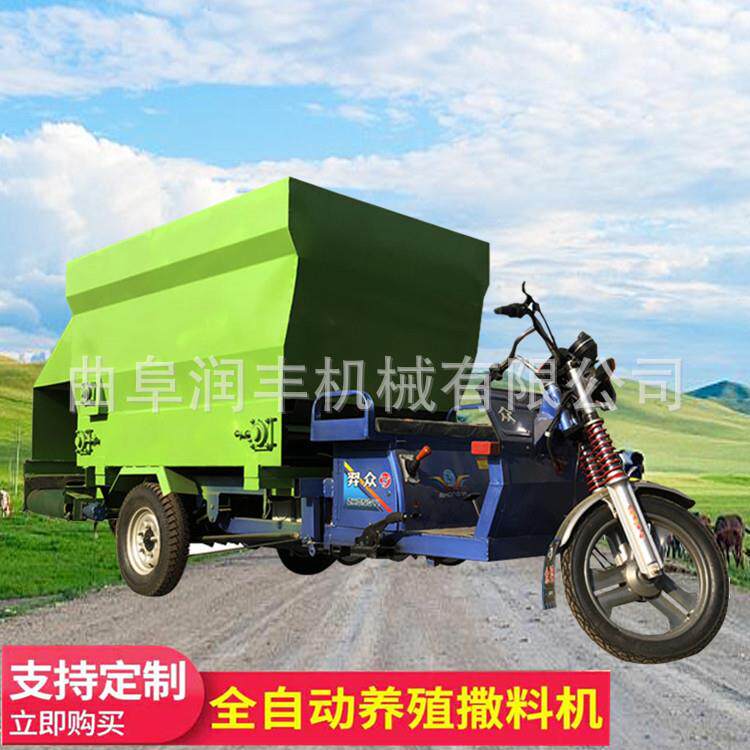 新疆牛犊道电动喂IPR机 自动喂上料青储撒料车 羊圈过电料动料机