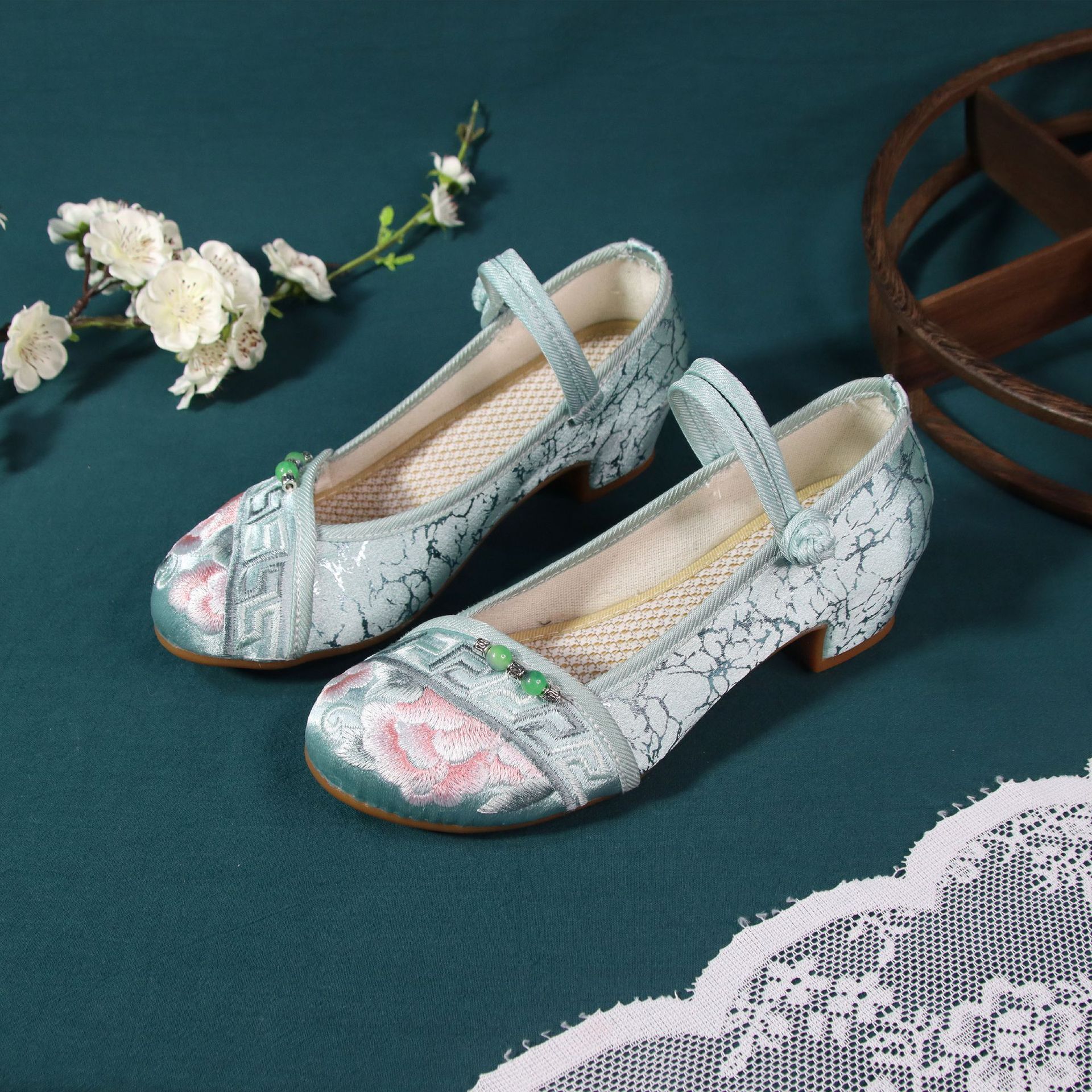 粗跟中国风民族风绣花布鞋