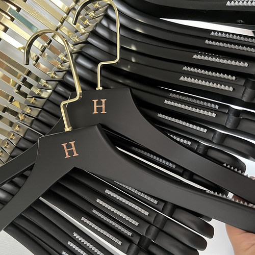 好看好用，纯黑实木衣架