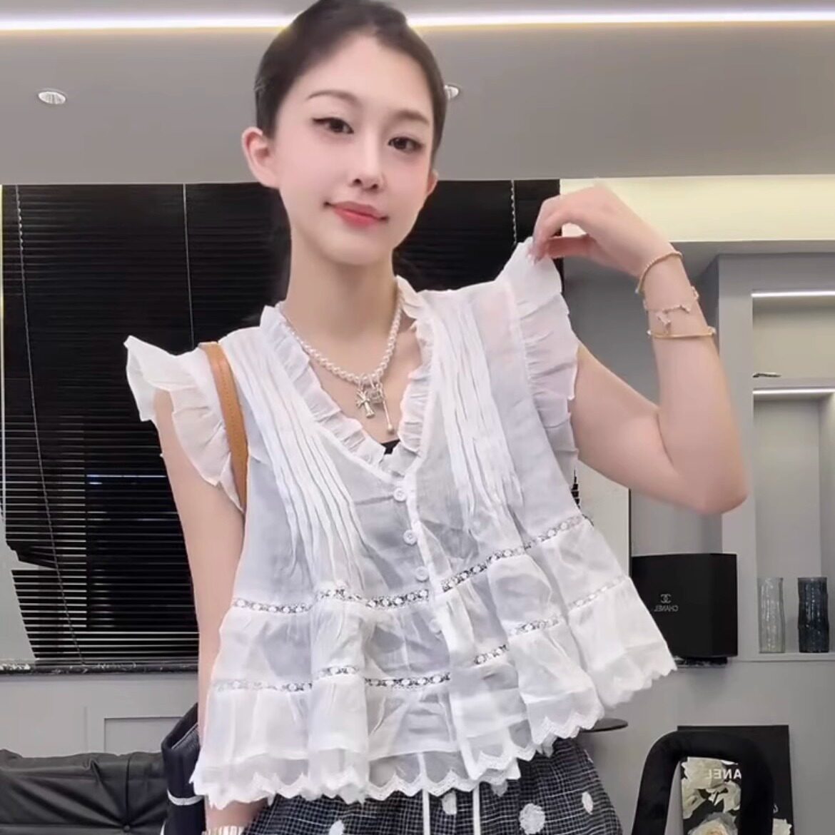 2026夏季亚麻v领小衫透气防晒衫短款高腰宽松飞飞袖设计感女衬衫