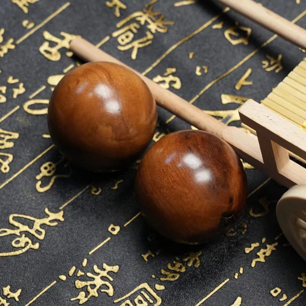 天然雷击枣木健身球把玩手转球文玩手球解压一对盘玩纯手工雕刻