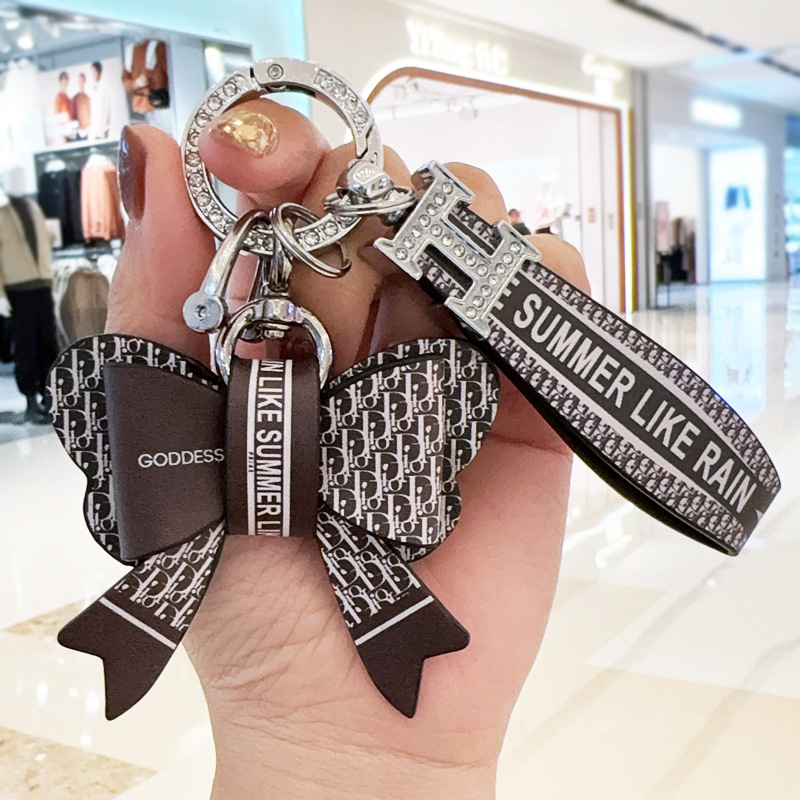 D字老花车用钥匙扣挂件蝴蝶扣车用挂绳咖色高级豪华时尚男女轻奢