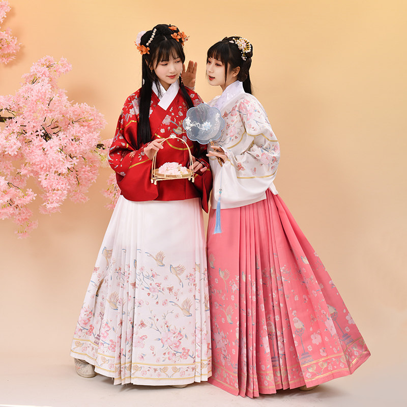 明制汉服交领短袄妆花织金马面裙