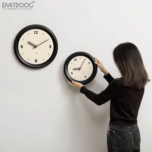 新款时钟DOOG现代简约创意大气客厅EMI2023免打孔T钟表挂钟网红