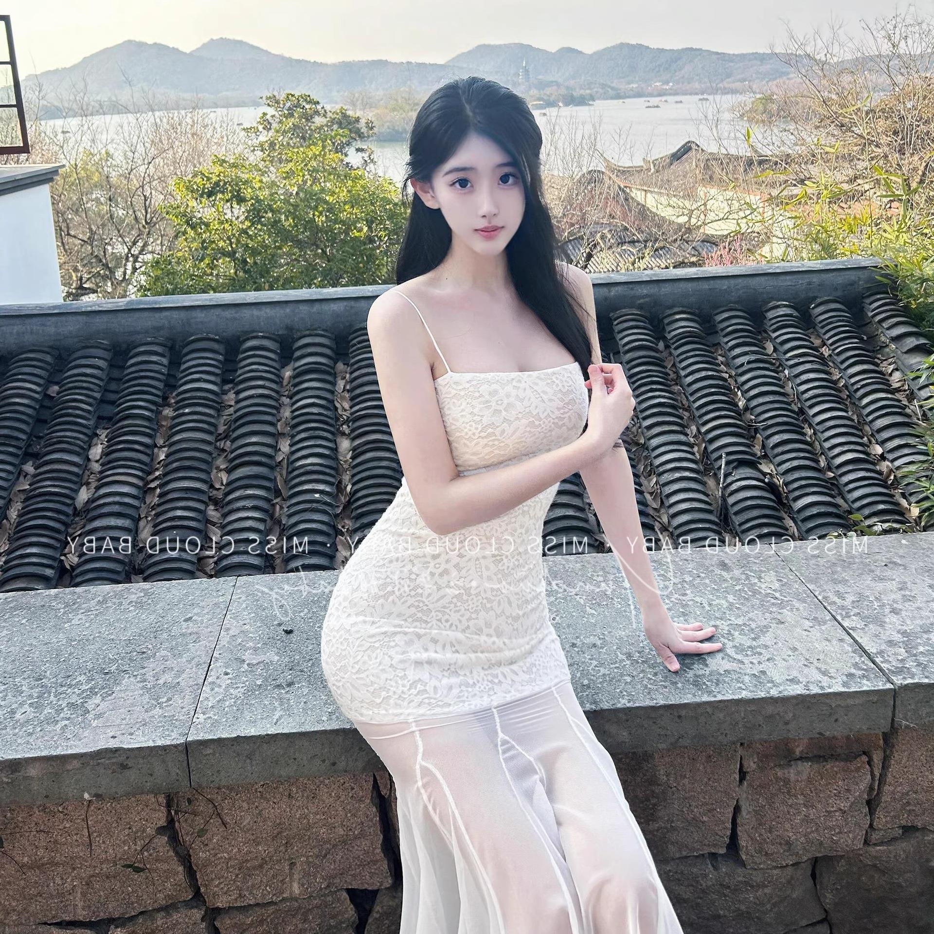 网纱拼接白色吊带连衣裙