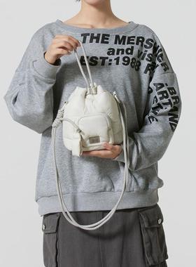 安德玛UA秋冬Studio女子仿羽绒运动休闲水桶包6001576