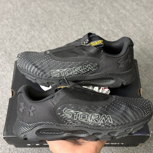 安德玛透气网面时尚高端跑步鞋