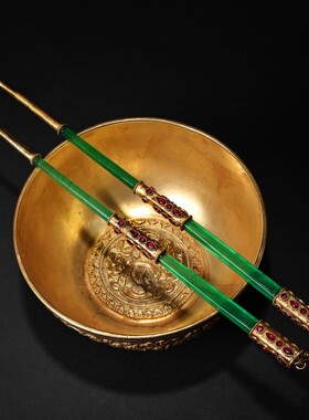 珍品旧藏纯铜高浮雕錾刻花纹鎏金碗镶嵌翡翠筷子餐具一套