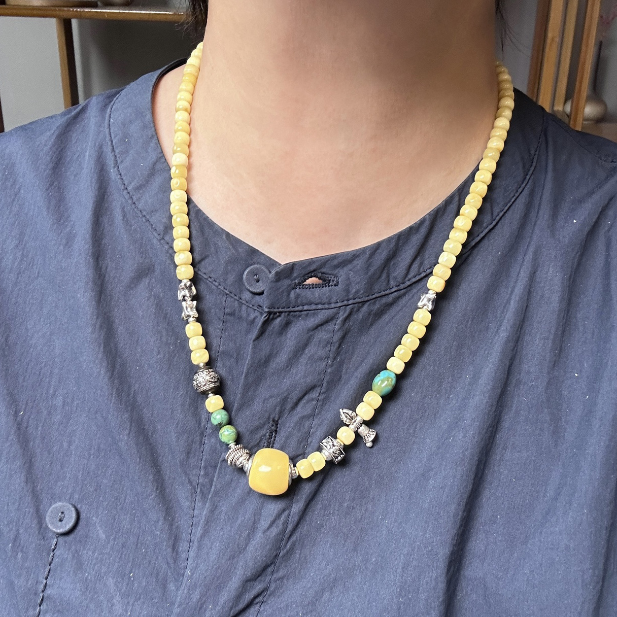 俄料黄蜜蜡天然琥珀珠绿松纯银镶鸡血藤金刚杵随型项链颈首饰品