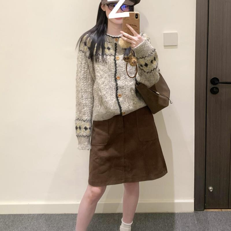 秋冬流行风格巨好看的灰杏色针织上衣外套2025年新款女装小众