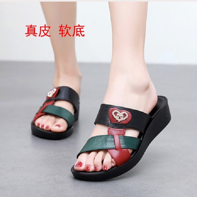 中老年妈妈鞋2025夏季女士凉拖鞋坡跟软底真皮拖鞋室外一字拖女鞋