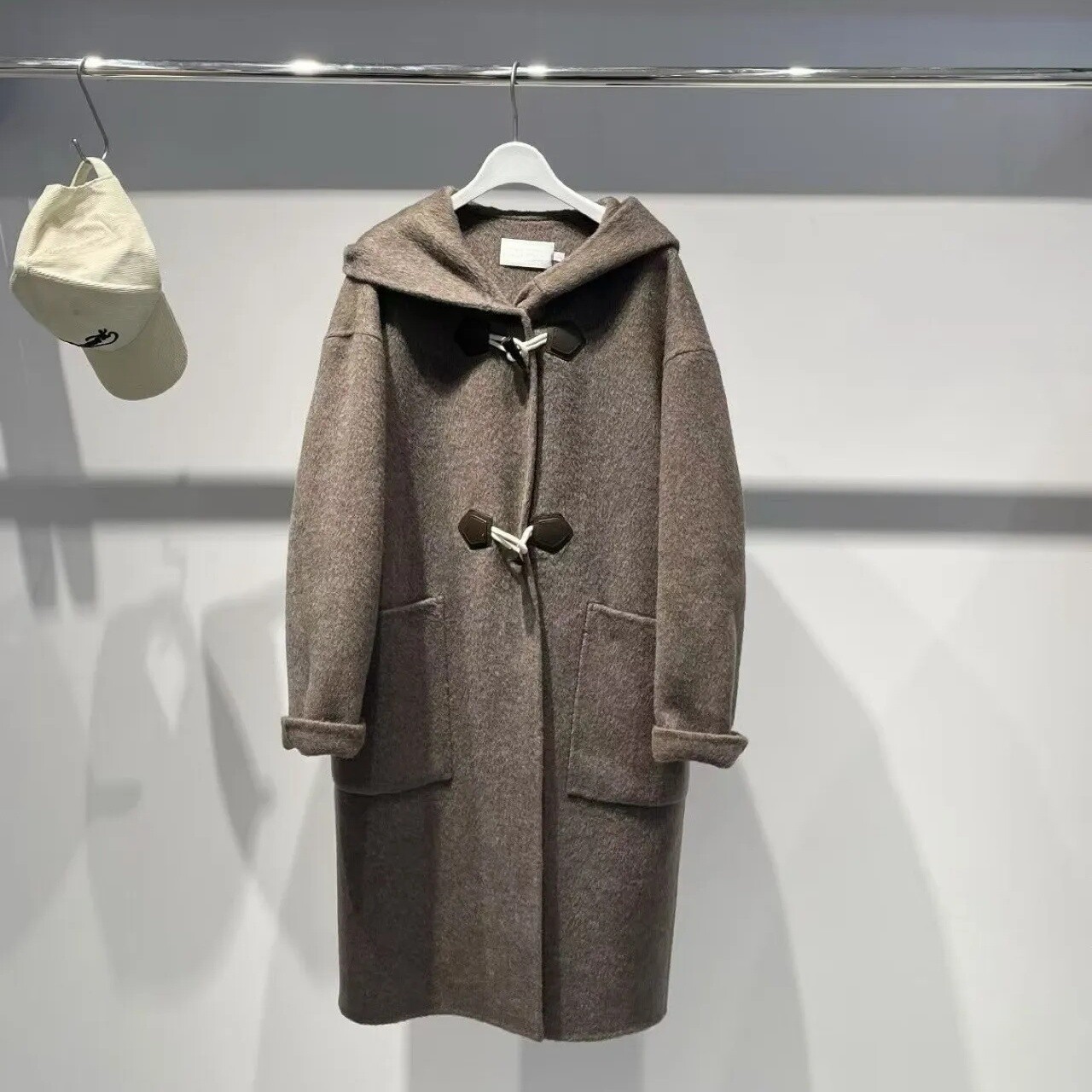 MM麦檬2025冬季新品连帽牛角扣毛呢外套双面呢大衣女4GB272111