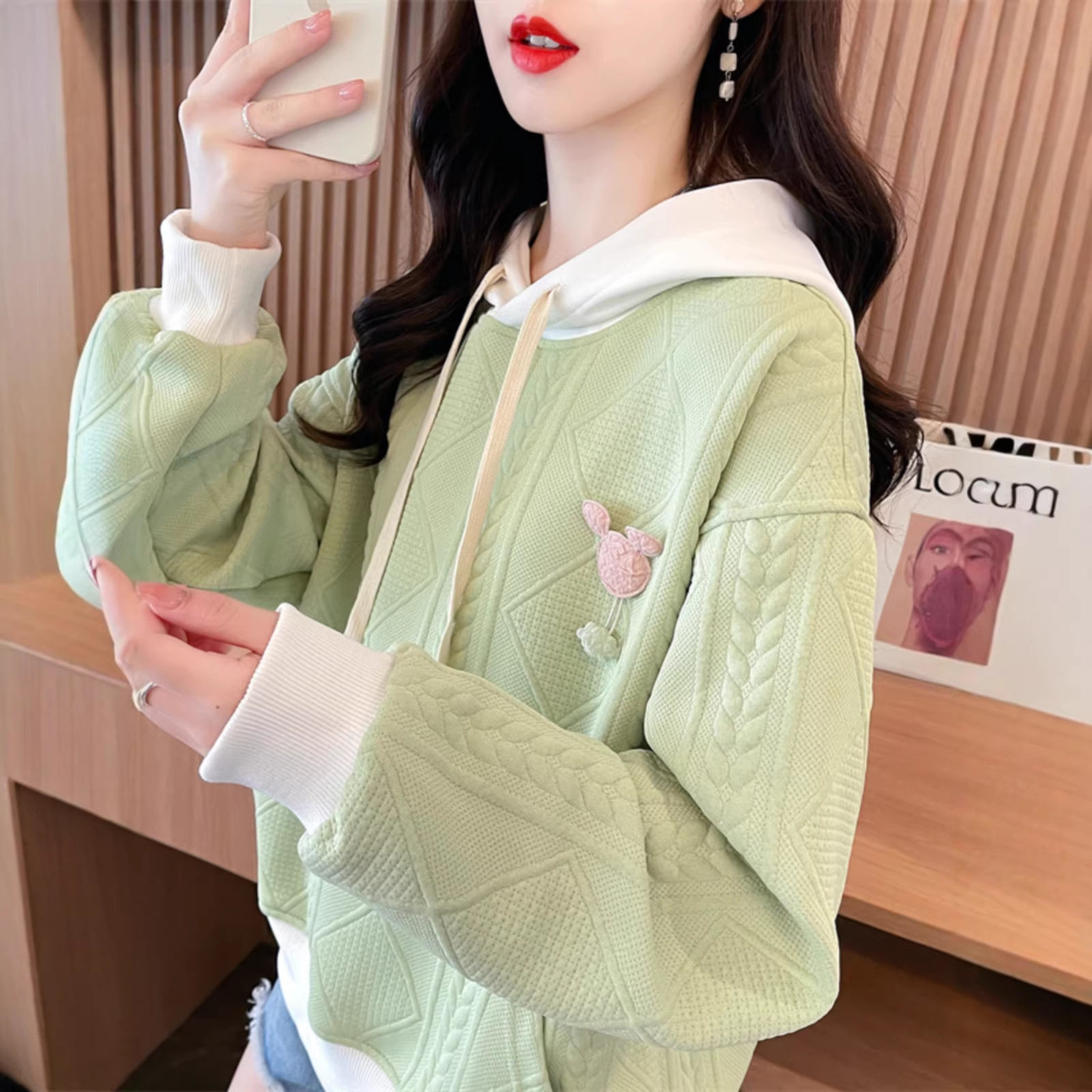 春季撞色连帽卫衣女春秋薄款2026新款宽松韩版设计感小众初春外套