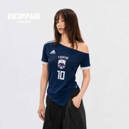 Adidas Remake足球球衣风辣妹风Jerseyfit斜肩修身T恤 ENCOMPASS