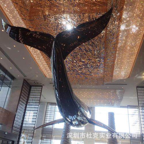 不锈钢蓝鲸鱼雕塑大型景观酒店大堂吊饰商场中庭悬空美陈装饰厂家