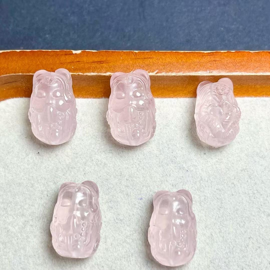 2025天然粉水晶狐狸娘娘雕刻通孔 20mm*13mm左右 DIY手串项链 ZW5