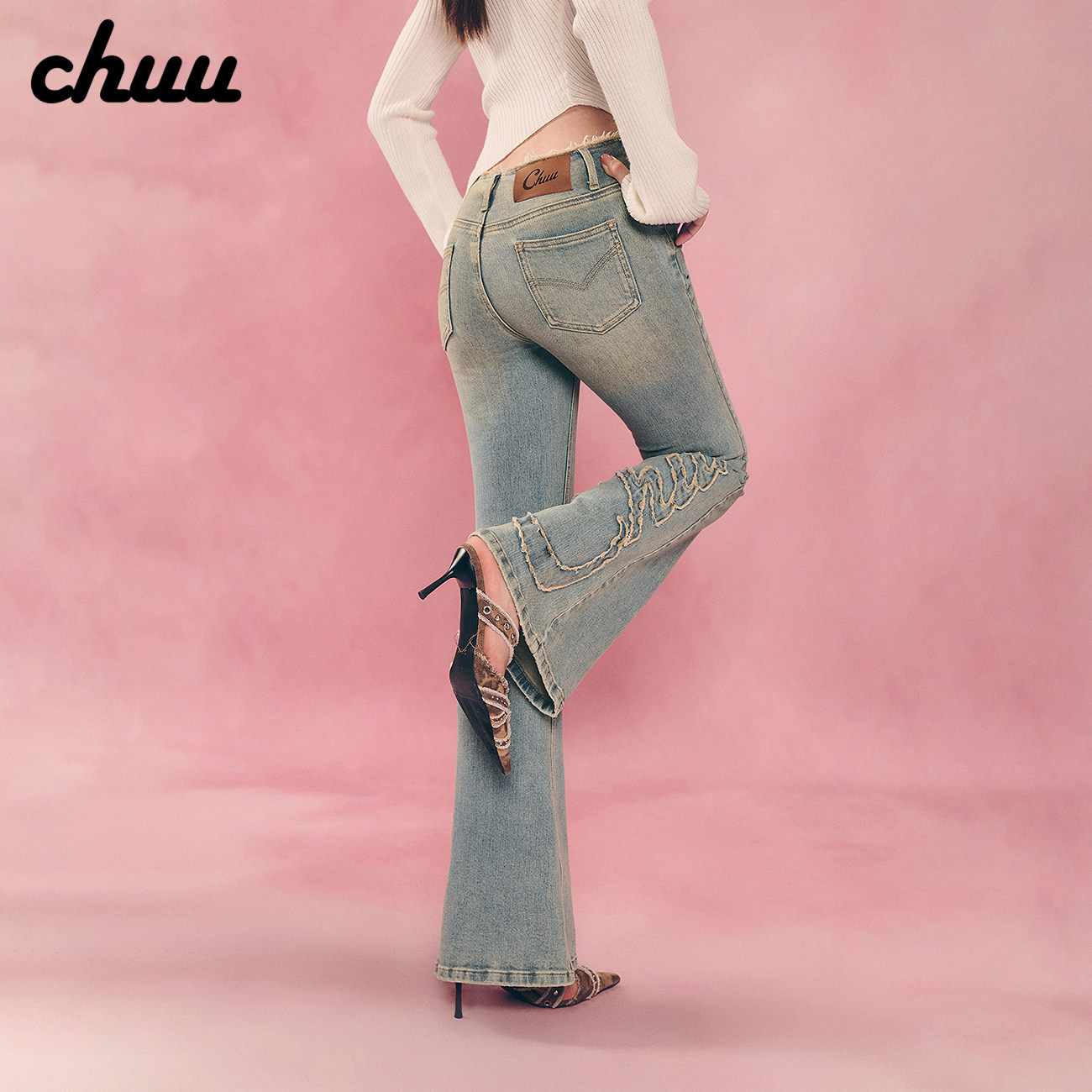 CHUU字母刺绣牛仔裤女2026年春秋新品毛边磨破修身低腰微喇长裤子