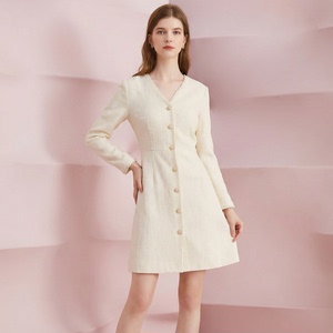 映想社交女装秋冬季米白色修身长袖V领气质女连衣裙