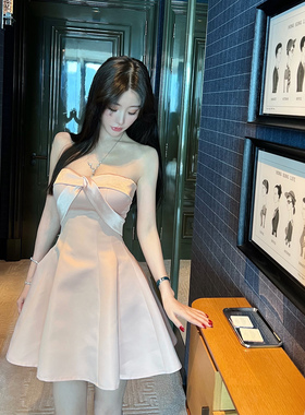 熊熊屋【粉荔枝】贝微微 抹胸交叉缎面收腰A字伞摆俏皮连衣裙