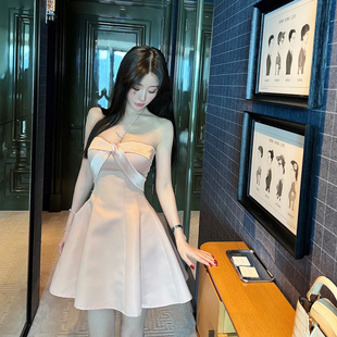 贝微微 抹胸交叉缎面收腰A字伞摆俏皮连衣裙 粉荔枝 熊熊屋