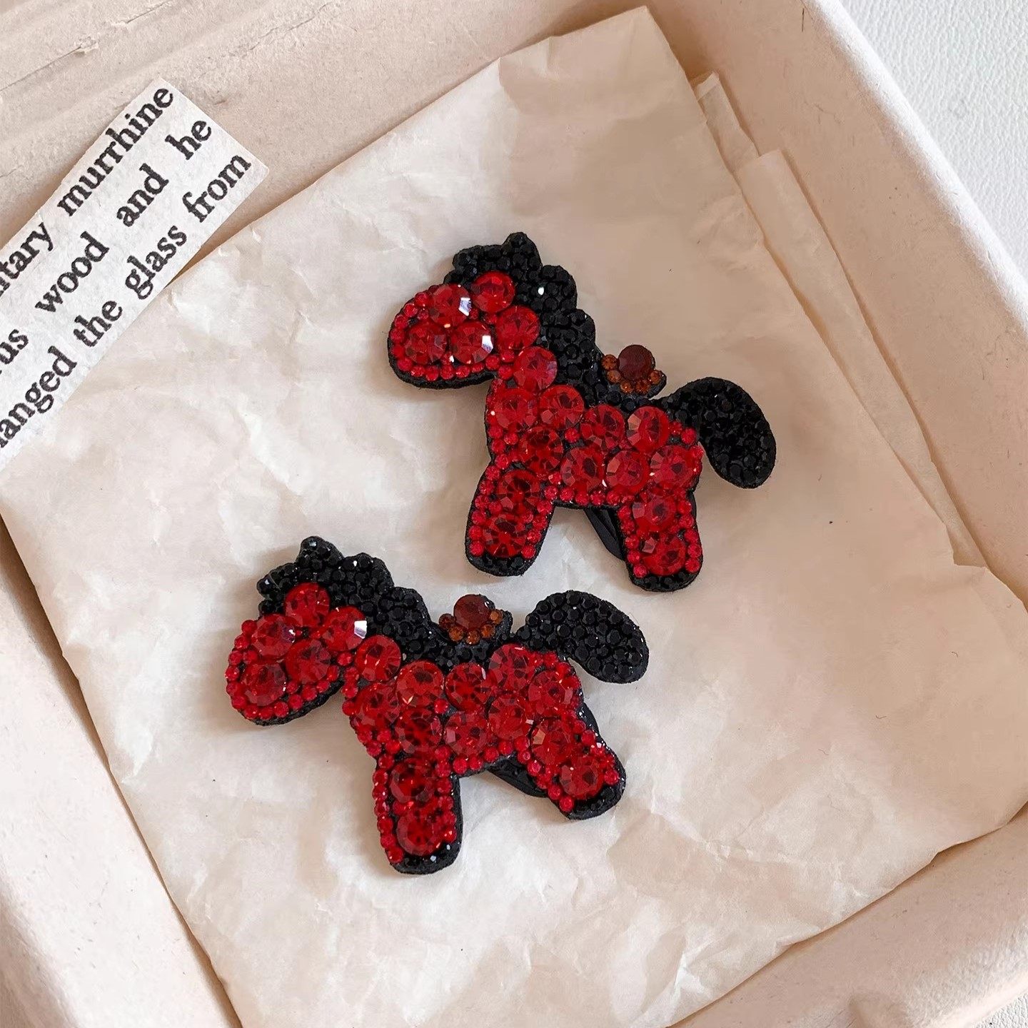 新年喜庆红色满钻小马发夹女高级感侧边碎发刘海bb夹头饰发卡新款,饰品/流行首饰/时尚饰品新,民族风发饰,淘宝优惠券,粉丝福利购,淘宝优惠卷