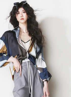 A27莫兰迪青蓝撞色几何印花宽松丝滑翻领卷边袖口欧美复古衬衫