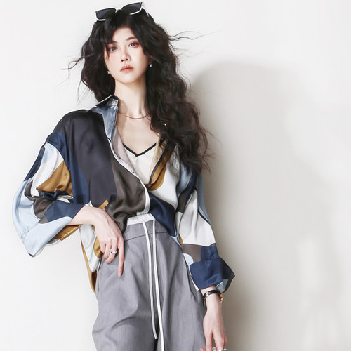 A27莫兰迪青蓝撞色几何印花宽松丝滑翻领卷边袖口欧美复古衬衫