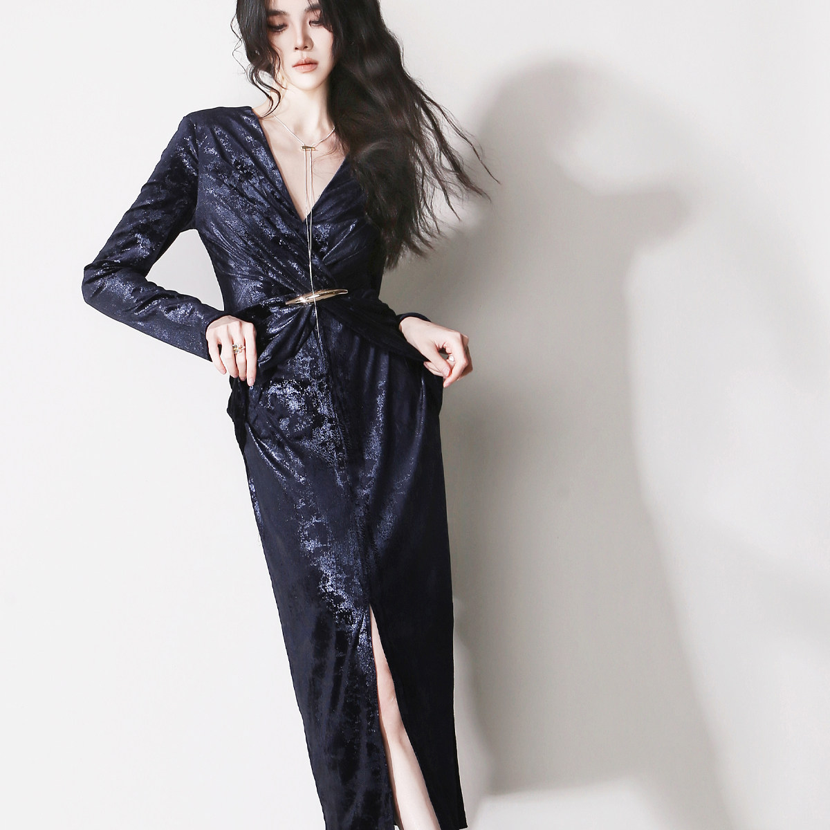 E80复古低调奢华天鹅绒暗蓝色高腰褶皱金属装饰秋冬长袖连衣中裙