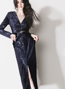 E80复古低调奢华天鹅绒暗蓝色高腰褶皱金属装饰秋冬长袖连衣中裙
