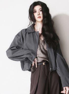 E88老钱风欧美灰色竖条纹拉链翻领落肩宽松短款褶皱下摆夹克外套