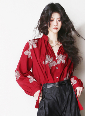 A79复古暗红色刺绣大花朵褶皱领口系带灯笼袖宽松套头长袖衬衫