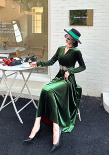 高级感V领长袖重工镶钻长裙婆婆婚宴礼服钉珠绿色丝绒妈妈连衣裙