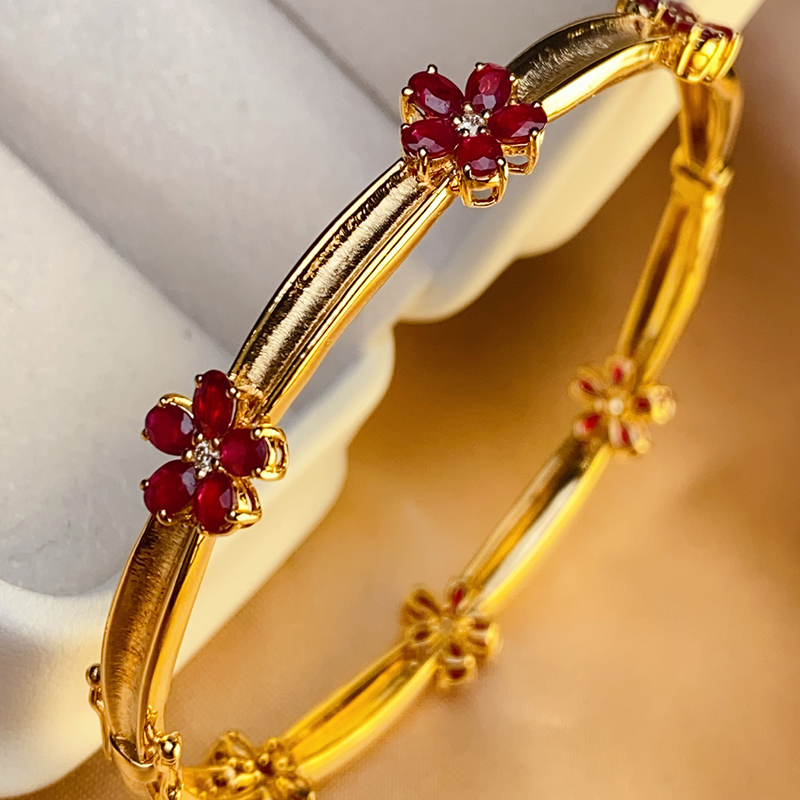 宝创集18k金约2.75克拉天然鸽血红红宝石手镯无边镶半圈卡扣