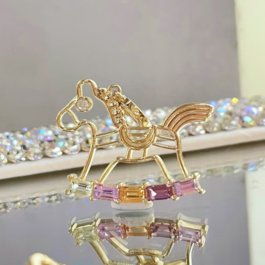 宝创集18K金镶嵌约0.99克拉天然彩色蓝宝石木马吊坠设计感吊坠