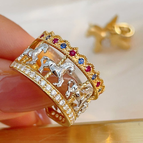 宝创集18K金约0.22克拉天然红蓝宝石旋转木马宽排戒马年限定礼物