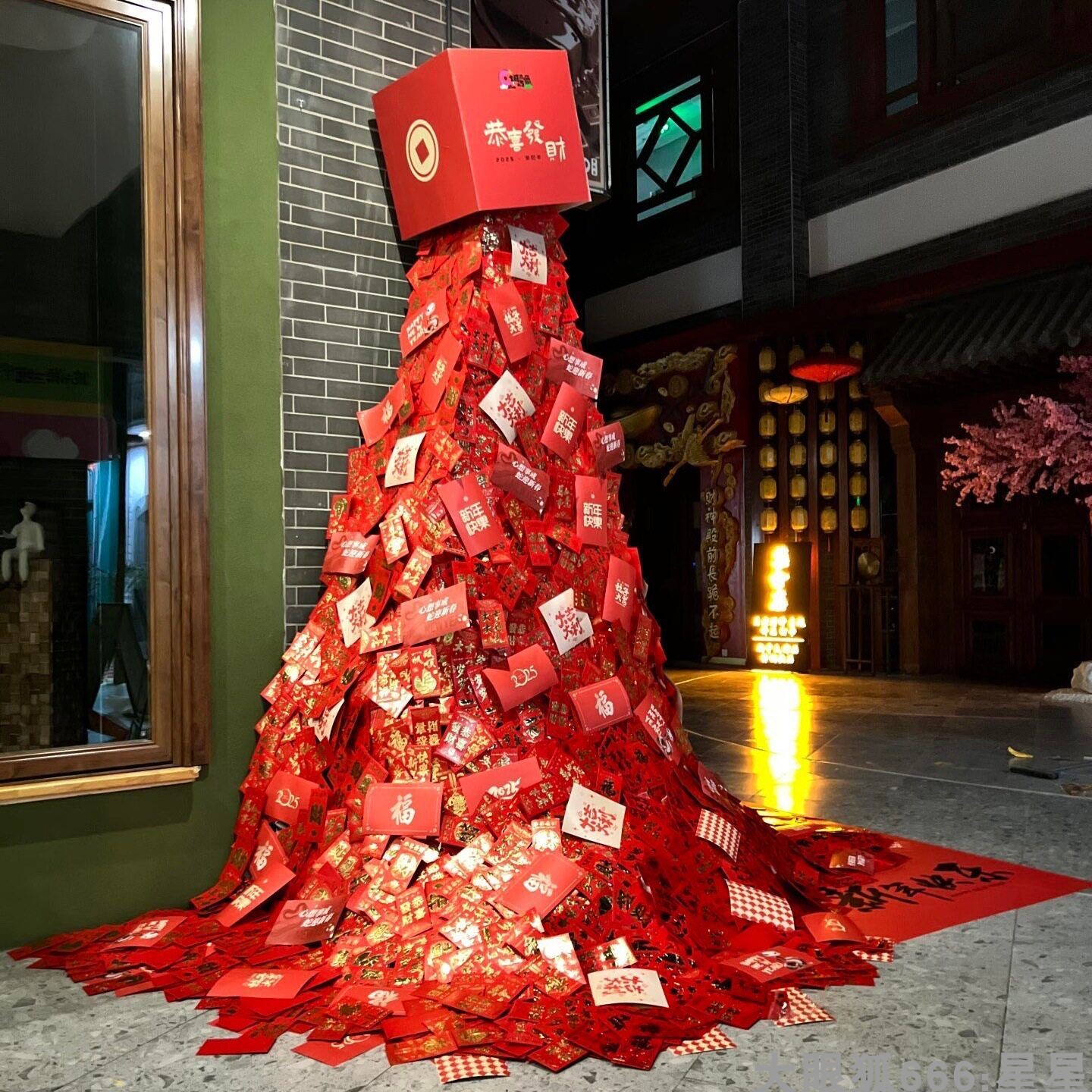 新年巨型红包树礼盒美陈商场门店会展大厅酒店大堂节日装饰摆件