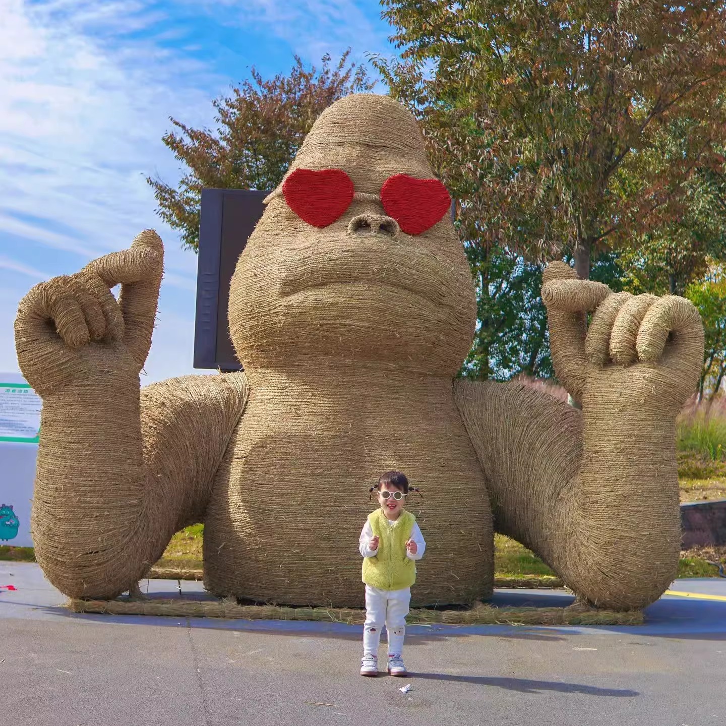 农耕稻草人稻草工艺品油菜花草雕定制作大型卡通动物谷仓草编动物