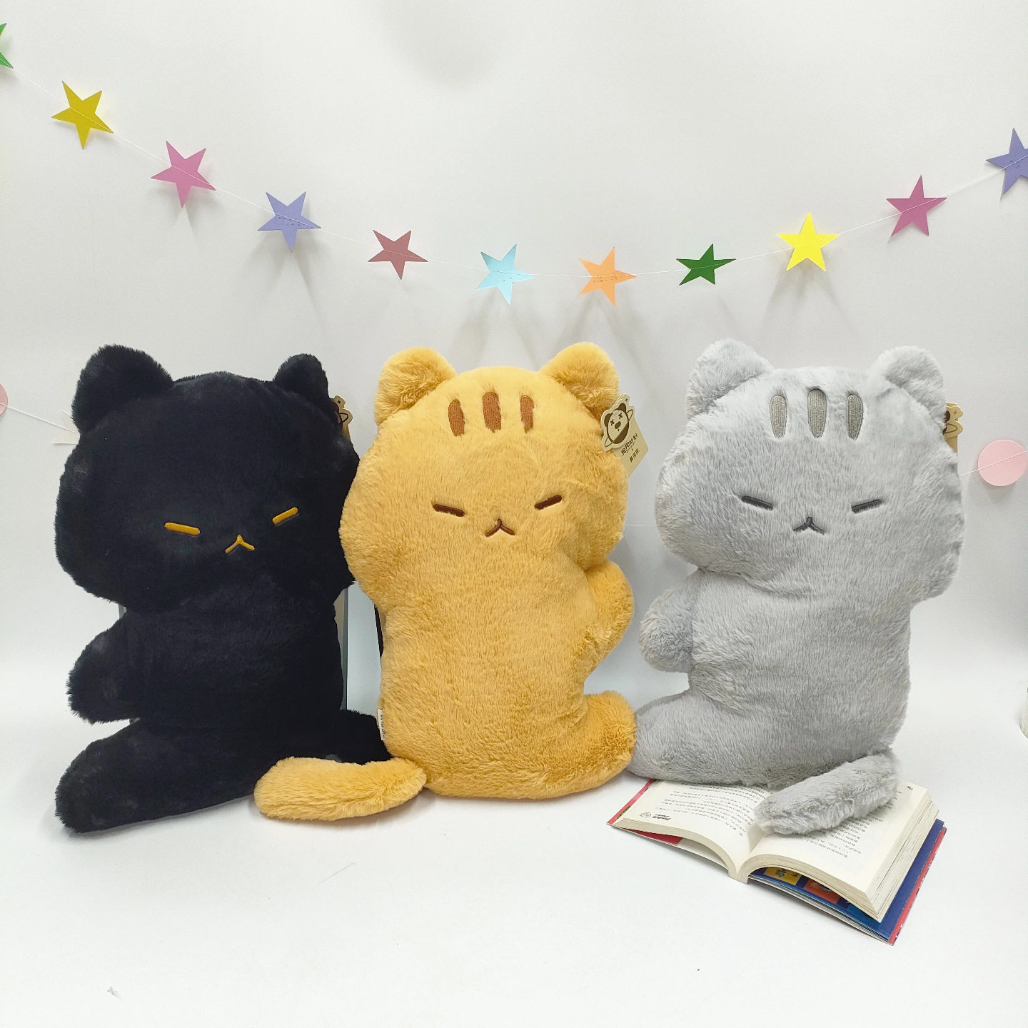 灰猫毛绒抱枕治愈办公靠枕