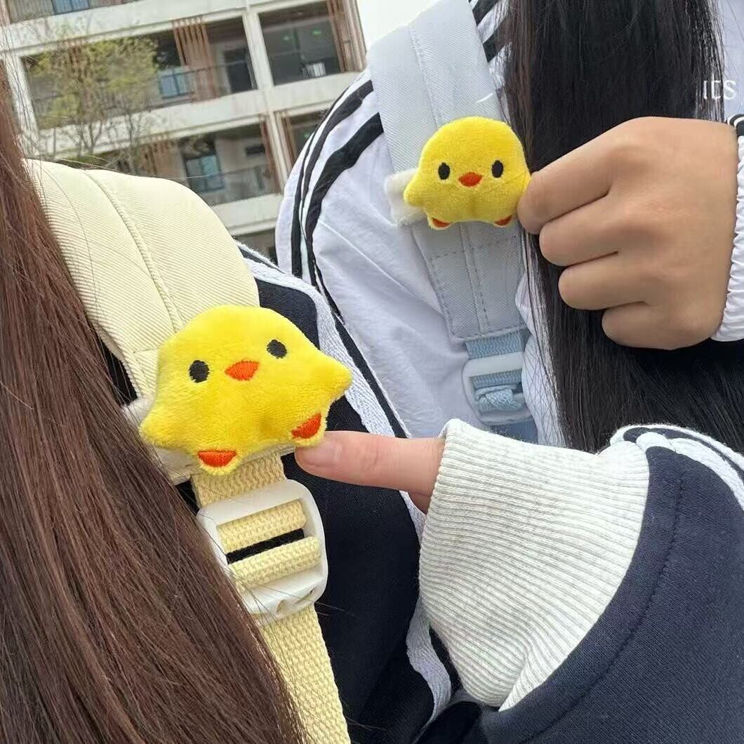 新款可爱小黄鸡背包肩带扣学生党爱轻松熊书包魔术贴绑带挂件玩偶