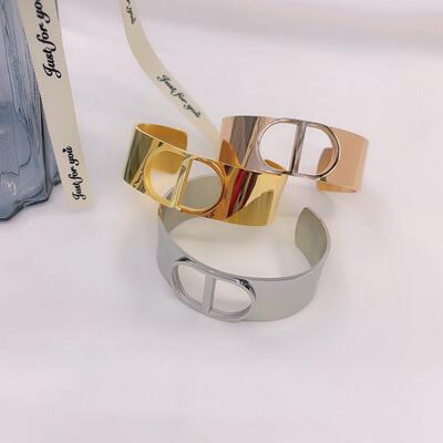 Titanium steel bracelet with fashionable and personalized w