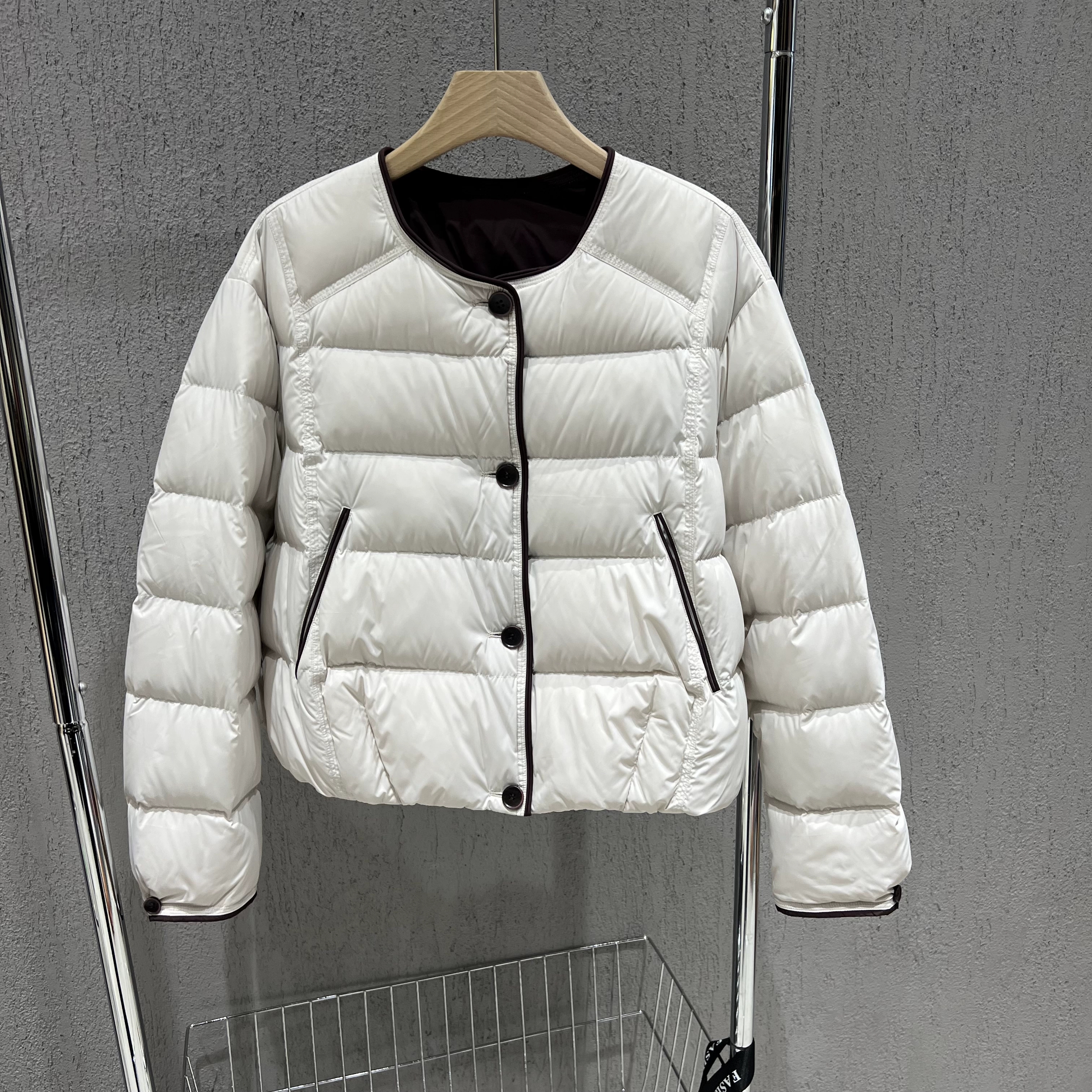 撞色圆领单排扣羽绒服女短款显瘦