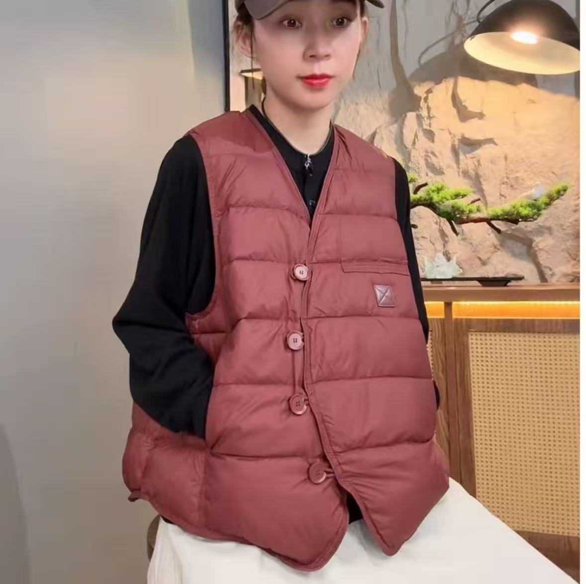 时尚轻薄V领白鸭绒羽绒马甲女