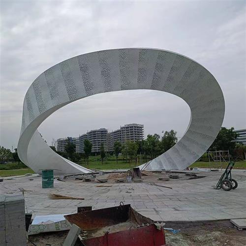 不锈钢雕塑定制大型圆环月亮异形廊架钢结构雕塑景观假山地产摆件