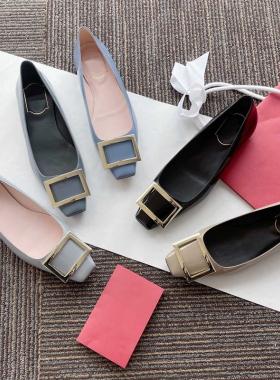 RV方扣平底单鞋女漆皮方头时尚芭蕾舞婚鞋金属扣浅口2026春季新款