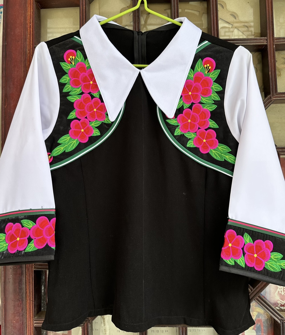 云南少数民族女款上衣彝族女士黑白左脚舞衣服舞蹈演出服装花衣服