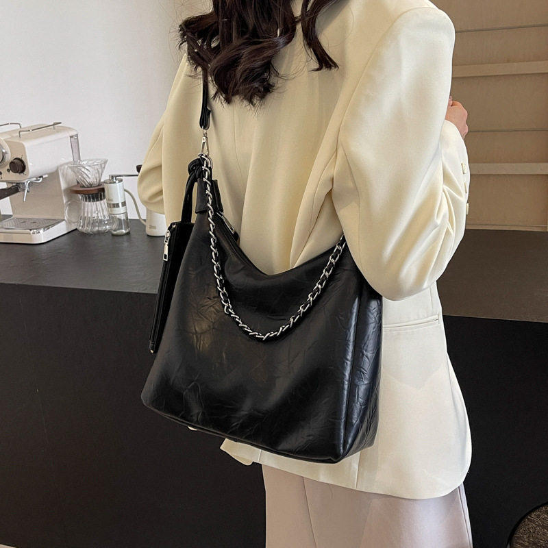 意尔康黑色大容量hobo包女2026新款时尚软皮链条通勤单肩斜挎包带
