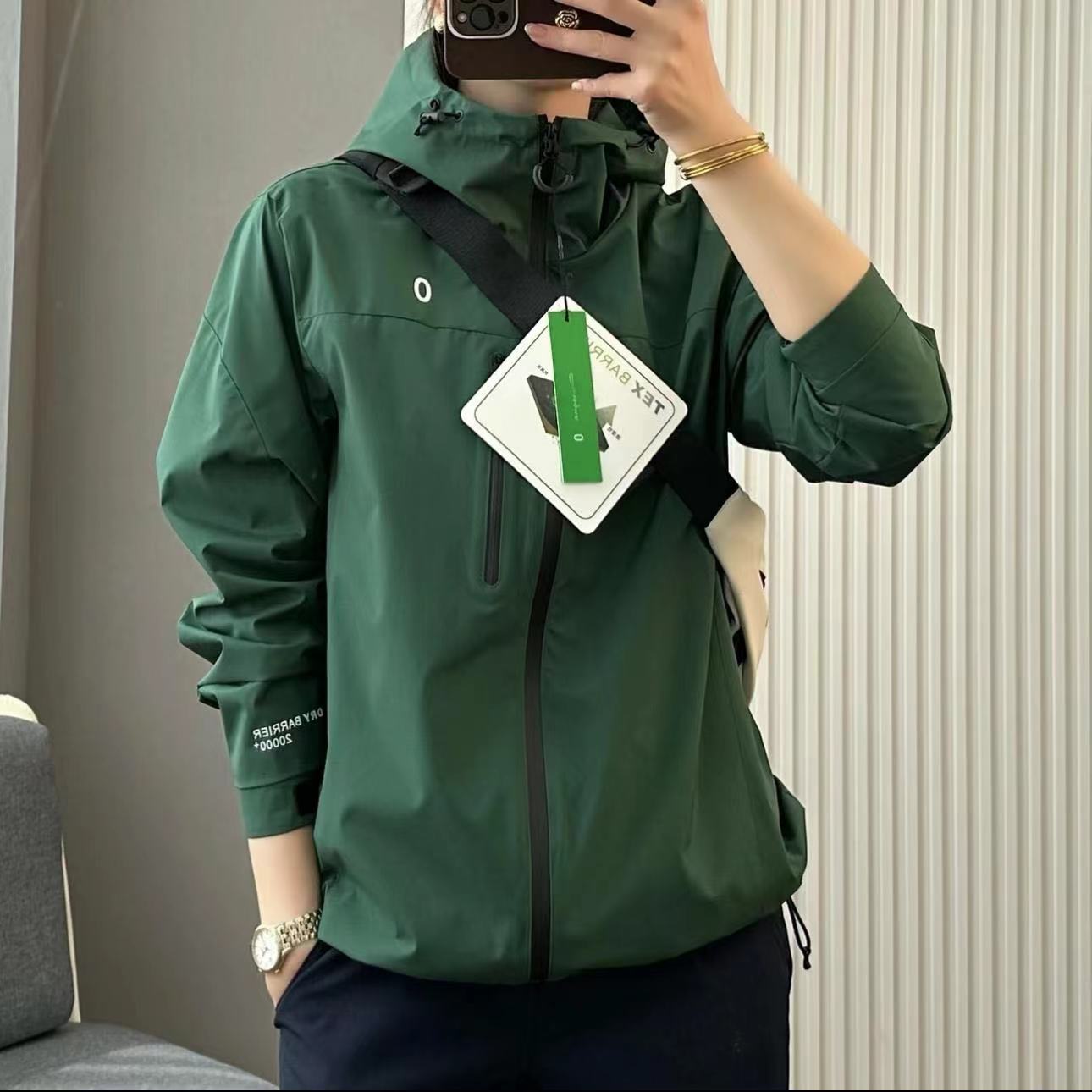 男女款透气防水时尚连帽冲锋衣