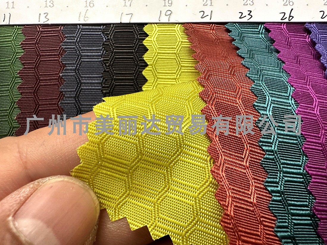 用于手袋背包箱包等420D防水幻彩光泽4*7mm足球纹尼龙牛津布料,纺织面料/辅料/配套,面料/布类,淘宝优惠券,粉丝福利购,淘宝优惠卷